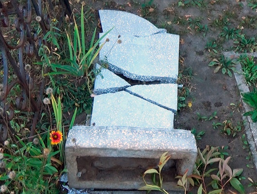 В Старом Осколе хулиган повредил более 100 надгробных памятников