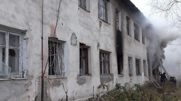 В Ново-Талице горит недавно расселенный дом