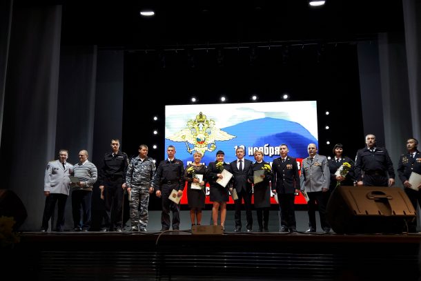 Полицейские Первоуральска отметили профессиональный праздник большим концертом
