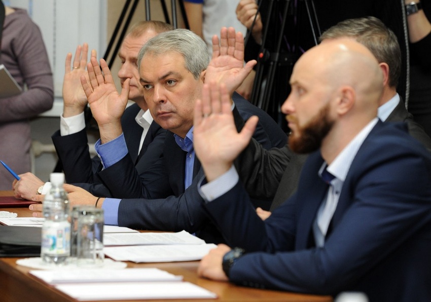 Старооскольские депутаты отправили в отставку главу округа Александра Гнедых