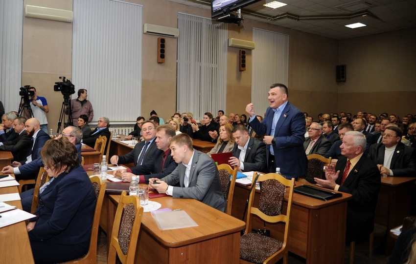 Старооскольские депутаты отправили в отставку главу округа Александра Гнедых