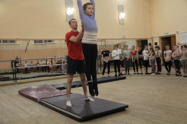 Как гимнаст циркачей акробатике учил