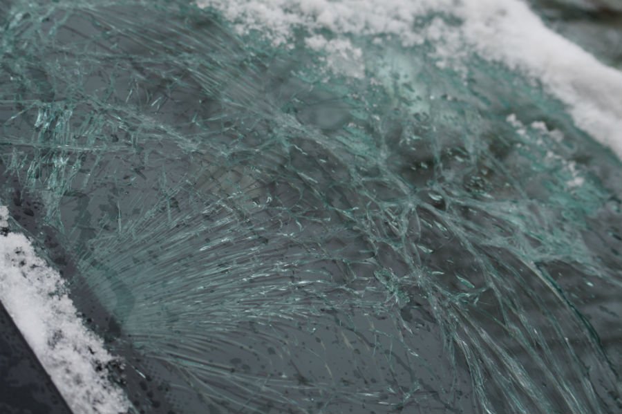 Управляющая компания выплатила первоуральцу ущерб за поврежденное снегом авто