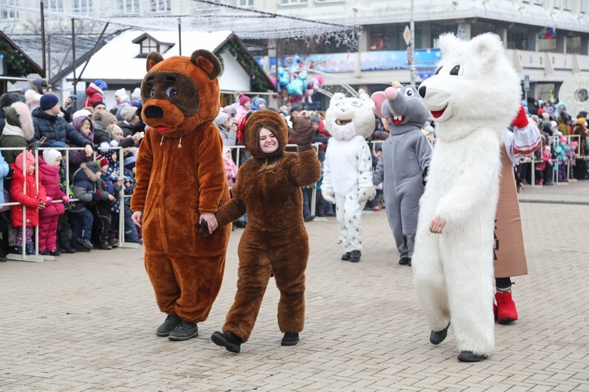 Парад Дедов Морозов и Снегурочек открыл новогодние торжества в Белгороде