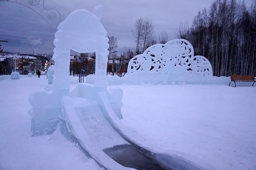 Сегодня в Первоуральске откроют ледовый городок. Видео