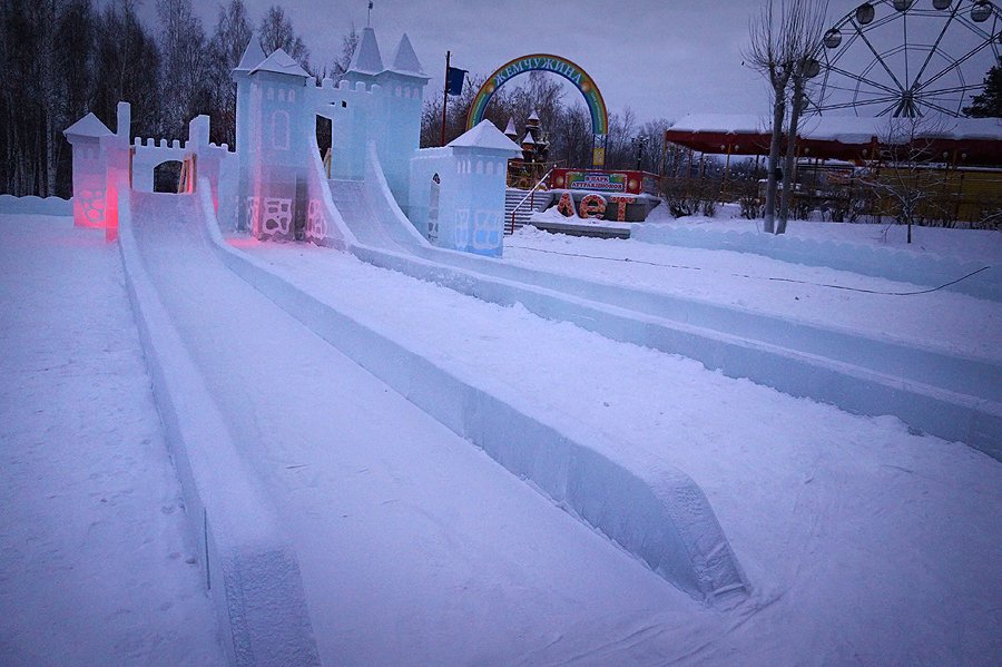 Сегодня в Первоуральске откроют ледовый городок. Видео