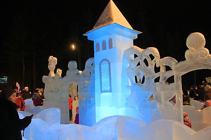 В Первоуральске открылся ледовый новогодний городок