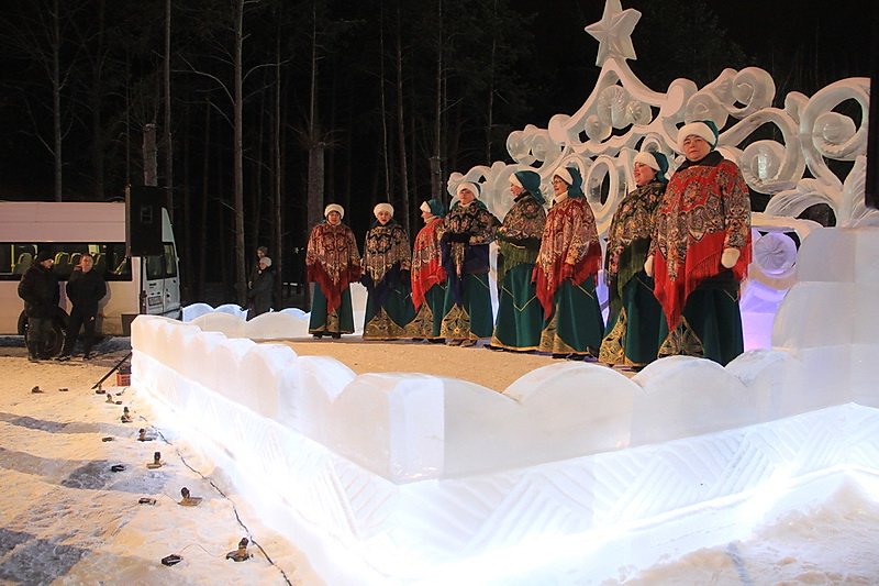 В Первоуральске открылся ледовый новогодний городок